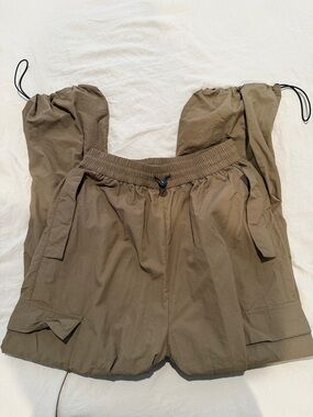 Elastic-Waist Cargo Shorts in Olive Brown